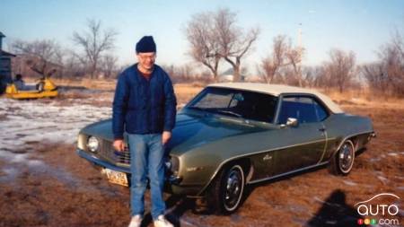 Propriétaire de sa Chevrolet Camaro depuis 1969, il nous la présente en vidéo